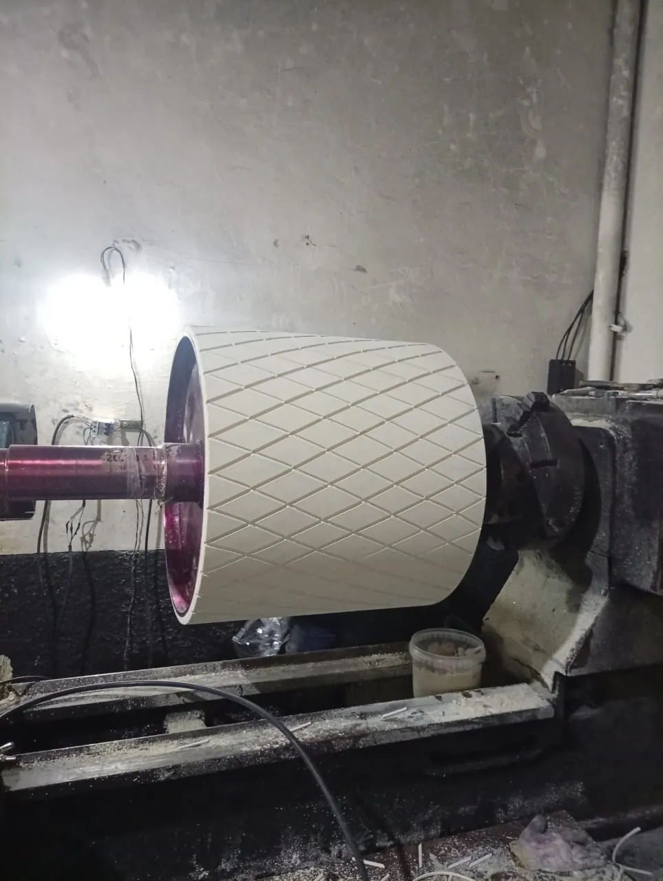 Usinagem de ranhura em revestimento de borracha industrial pela SB Borrachas