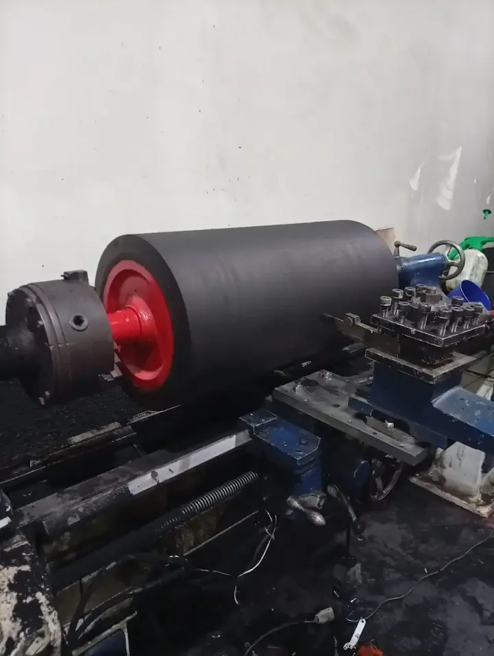 Rolo revestido em borracha montado em máquina para acabamento