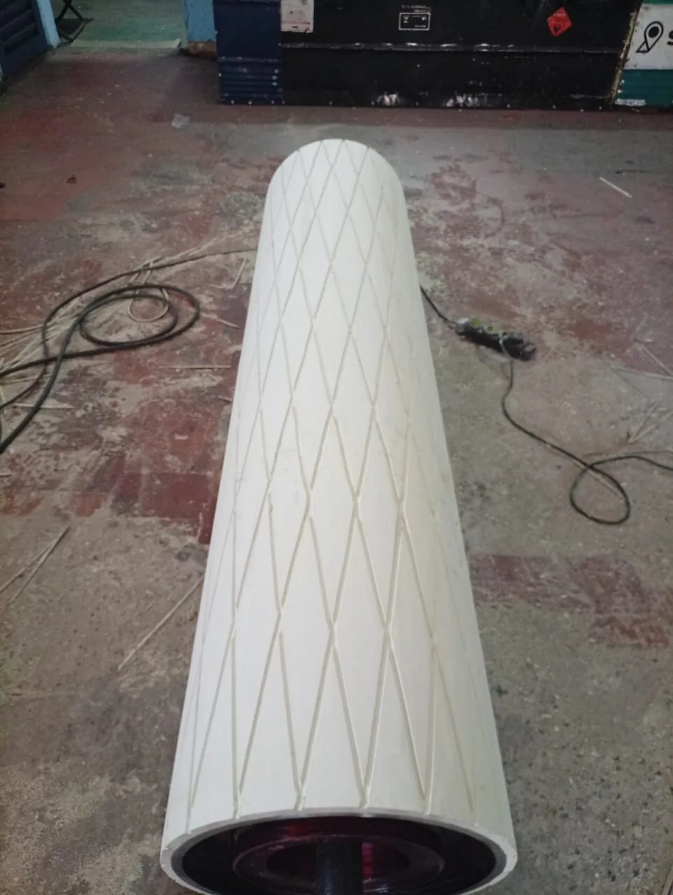 Rolo industrial revestido em borracha branca com ranhuras diagonais