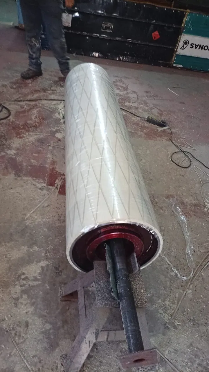 Rolo branco ranhurado após acabamento industrial