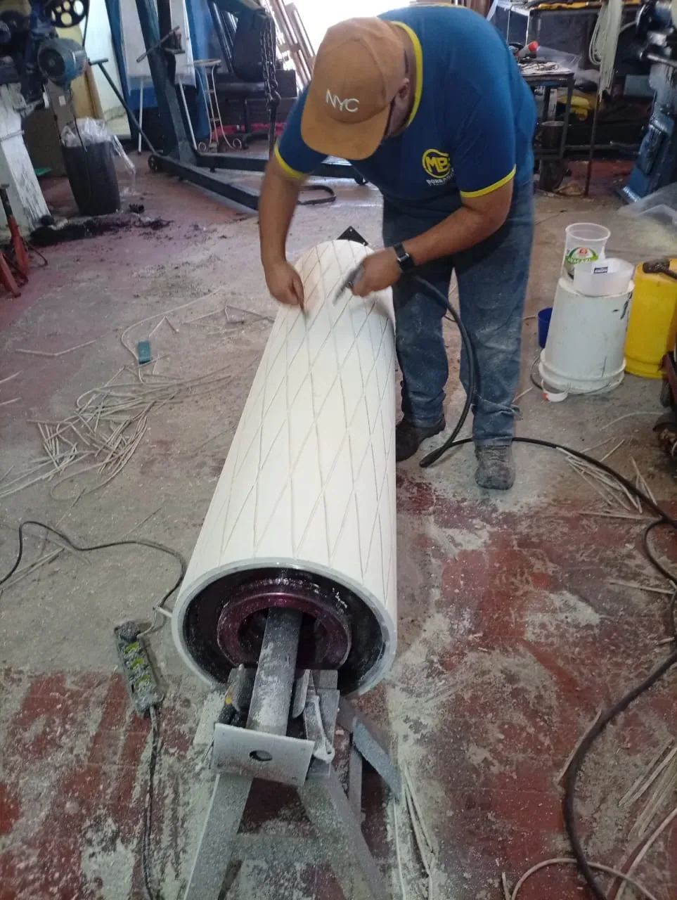 Usinagem de ranhuras em rolo revestido com borracha branca