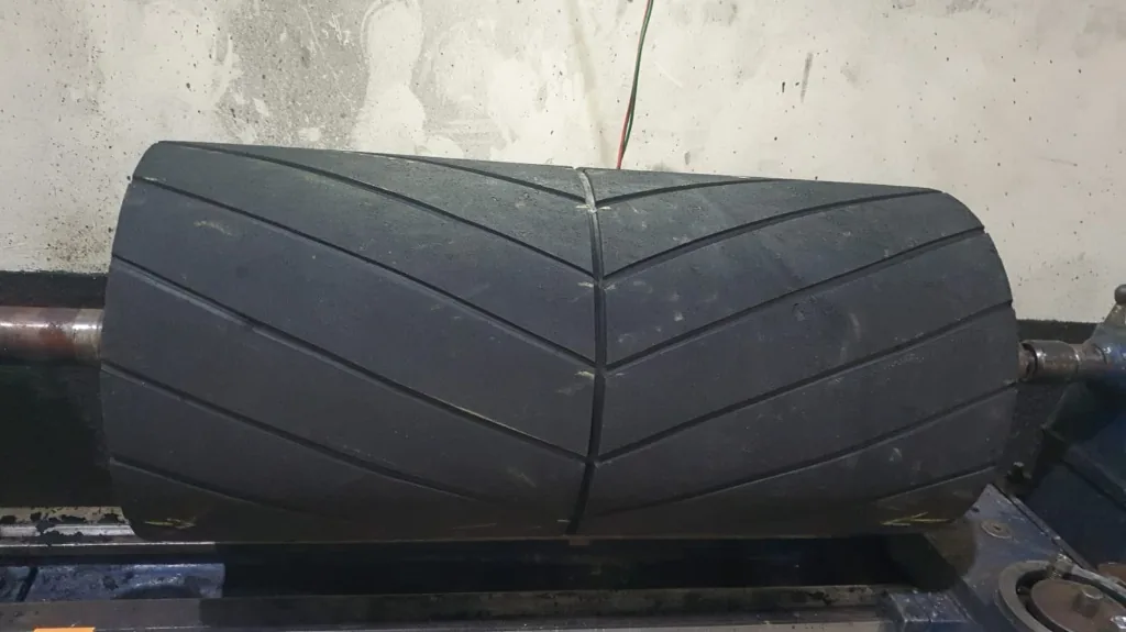 Rolo industrial revestido em borracha com ranhura espinha de peixe