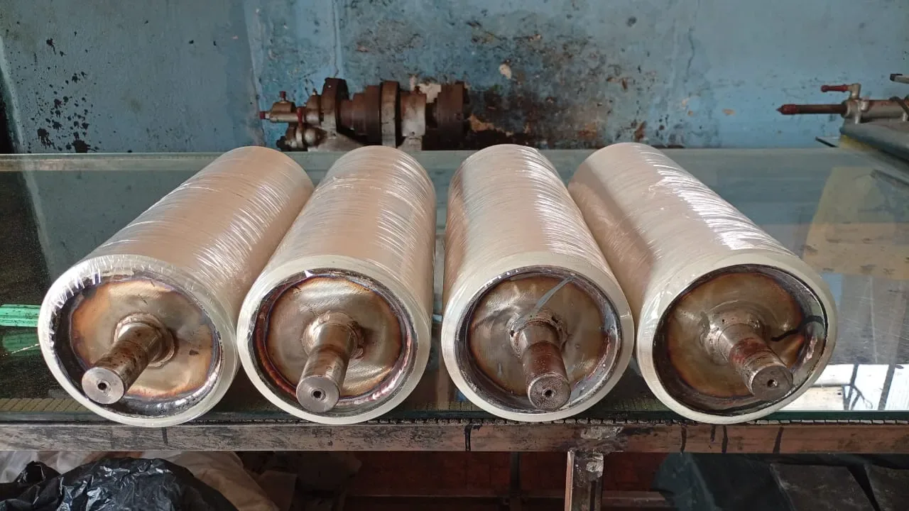 Conjunto de rolos industriais revestidos em borracha branca