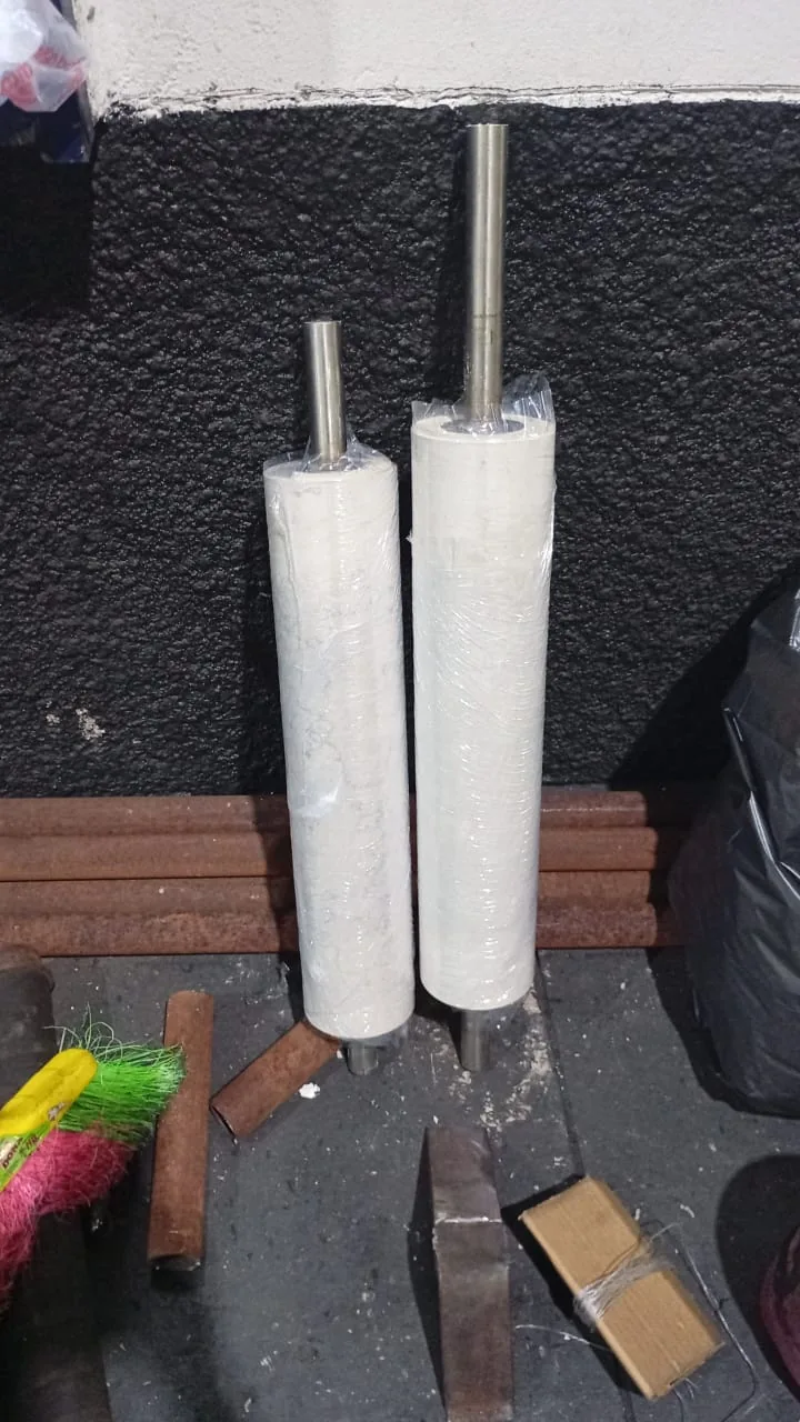 Par de rolos industriais com revestimento branco liso