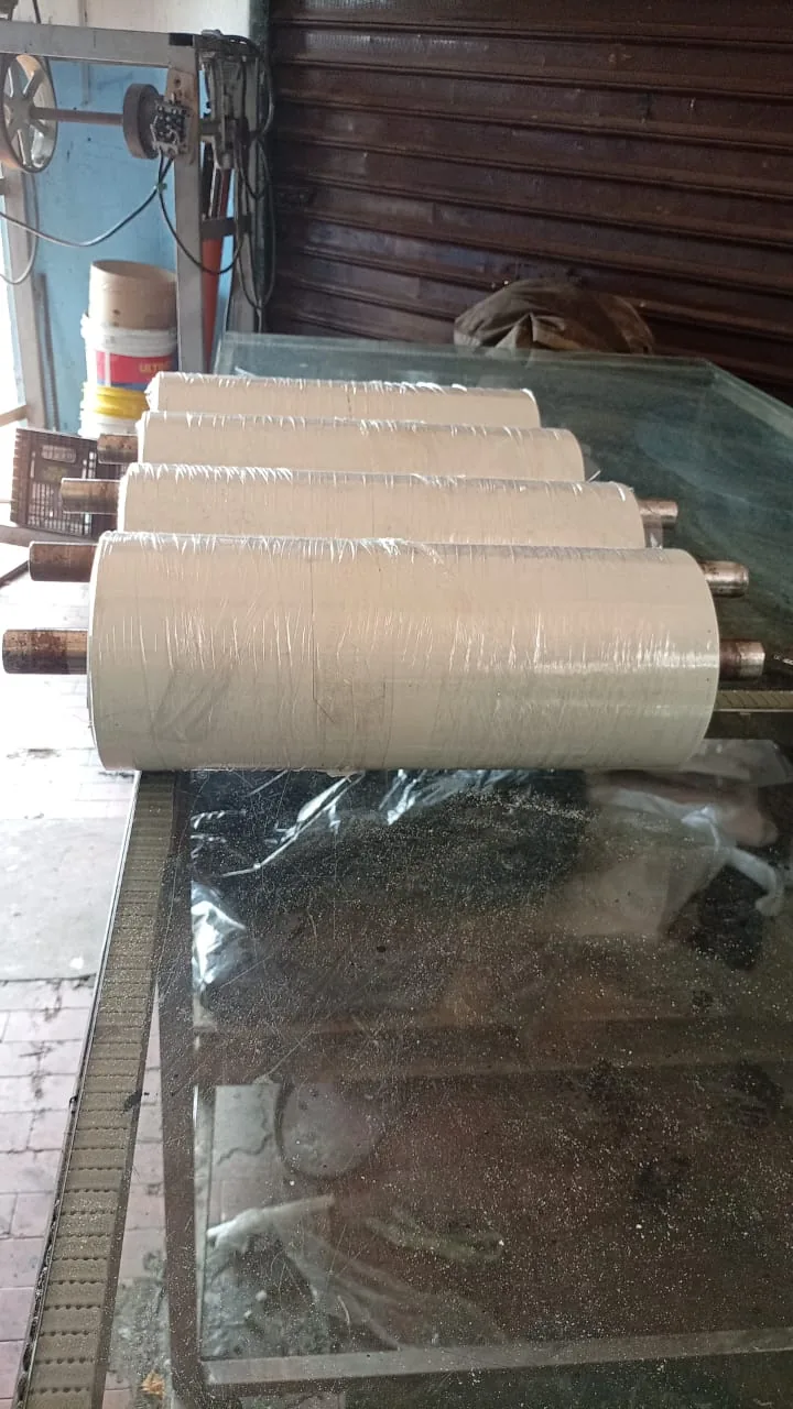 Rolos brancos de pequeno diâmetro produzidos para aplicação industrial