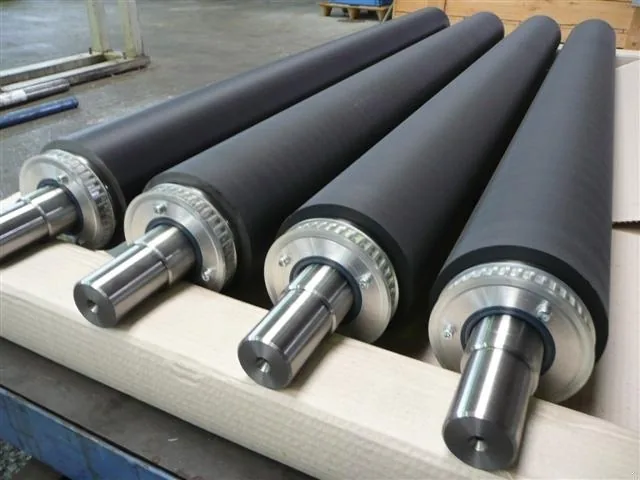 Rolos industriais revestidos com acabamento liso e eixos usinados
