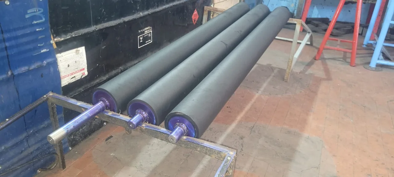Conjunto de rolos revestidos em borracha para linha de chapas