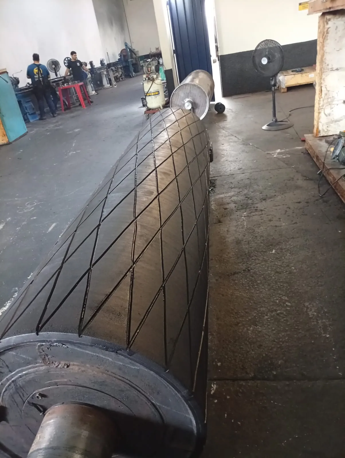 Tambor de grande comprimento com revestimento ranhurado em diamante